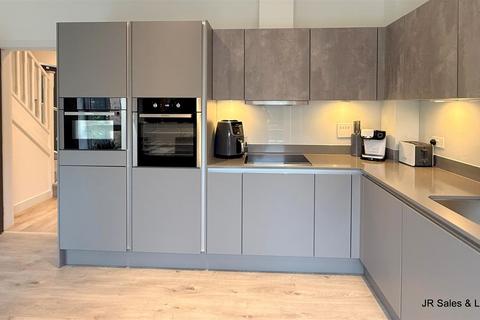 12 Beadman Road, Cheshunt, Waltham Cross, EN8 9FR