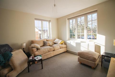 3 bedroom chalet to rent, Sandy Lane, Woking GU24