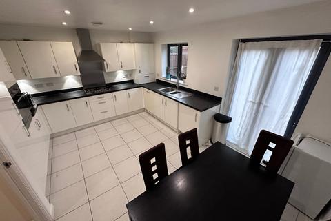 5 bedroom townhouse to rent, Churchill Road, Uxbridge, UB10