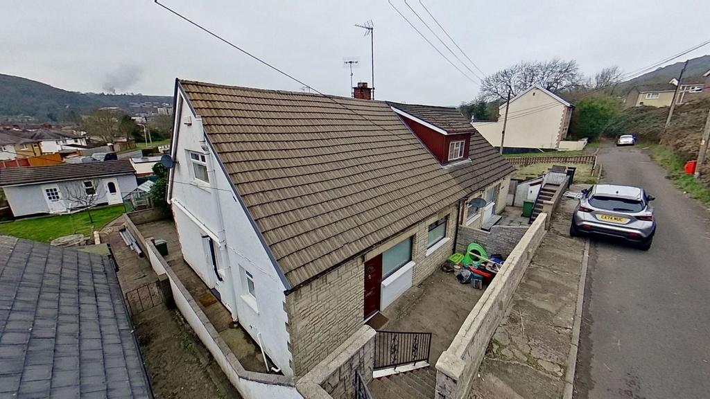 Cartref, Springfield Terrace... 3 bed bungalow - £163,000