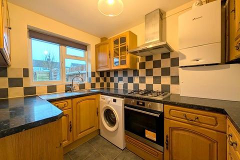 2 bedroom semi-detached house to rent, The Glade, Staines, TW18