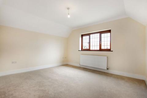 4 bedroom detached house to rent, Church Road, Hartley DA3 8DJ