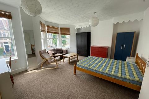 5 bedroom terraced house to rent, Gloucester Road, Bristol BS7