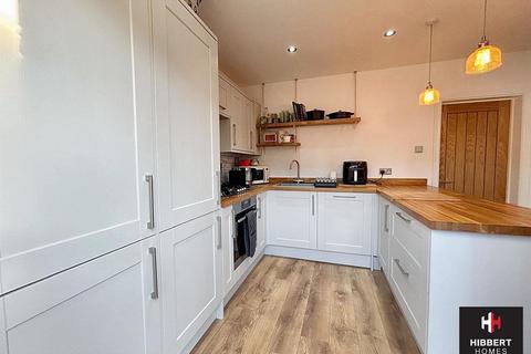 2 bedroom house for sale, Queenhill Road, Manchester