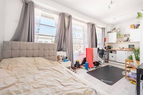 Studio to rent, Barons Court, Barons Court, London, W14