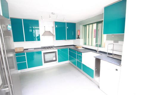 6 bedroom semi-detached house to rent, Chiltern View Road, Uxbridge