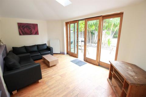 6 bedroom semi-detached house to rent, Chiltern View Road, Uxbridge