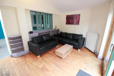6 bedroom semi-detached house to rent, Chiltern View Road, Uxbridge