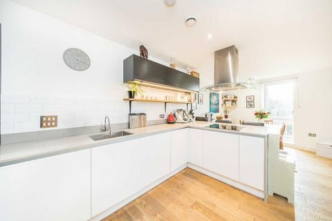 3 bedroom flat for sale, Eltringham Street, London SW18