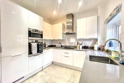 4 bedroom end of terrace house to rent, Printers Mews, London, E3