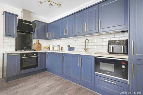 2 bedroom maisonette for sale, Woodville Road, London E18