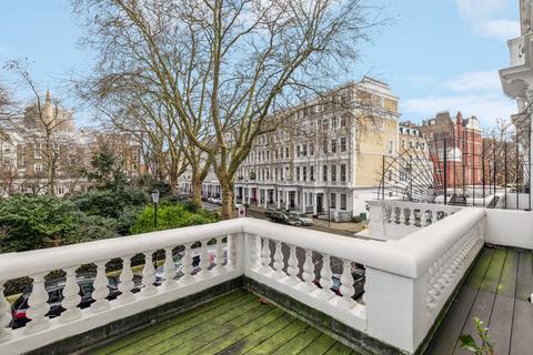 3 bedroom flat for sale, Courtfield Gardens, Earls Court, London