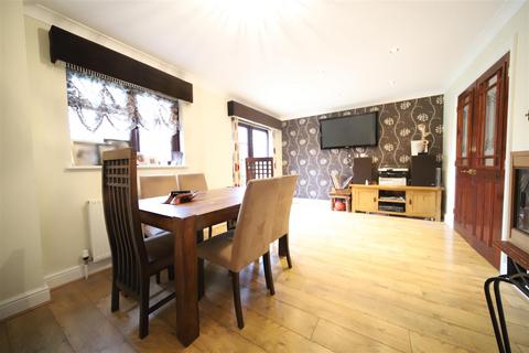 4 bedroom semi-detached house to rent, Whitebeam Close, Waltham Cross