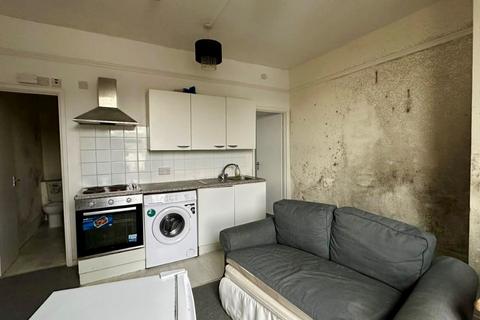 1 bedroom flat for sale, Flat 6, 1 Canham Road, South Norwood, London, SE25 6RZ