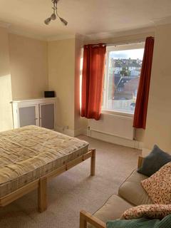 3 bedroom flat to rent, Milner Road, Brighton BN2