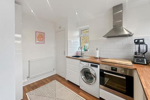 25a Salisbury Avenue, Stanford-le-hope, SS17 0DA