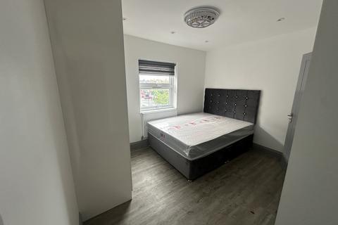 Studio to rent, King Street, Southall UB2