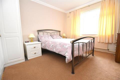 1 Braxted Close, Rochford, SS4 1UN