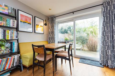 8 The Close, Hampton Lucy, Warwick, CV35 8AY