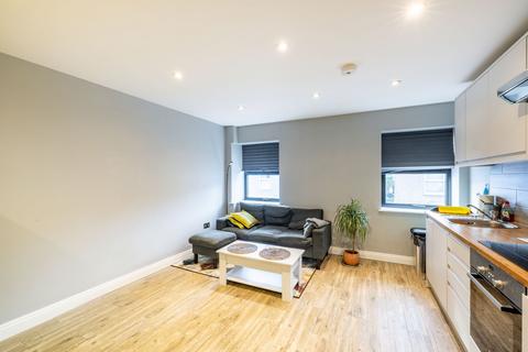 Studio to rent, Gloucester Road, Emperor House, CR0