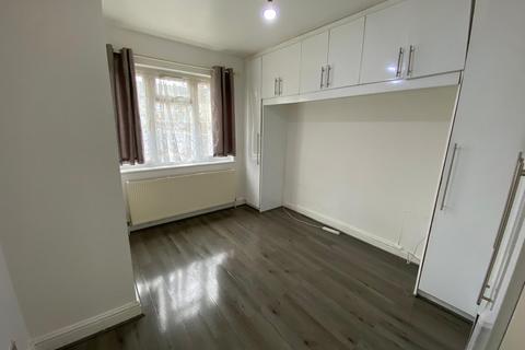 2 bedroom flat to rent, 64A Skeffington Road London E6 2NB