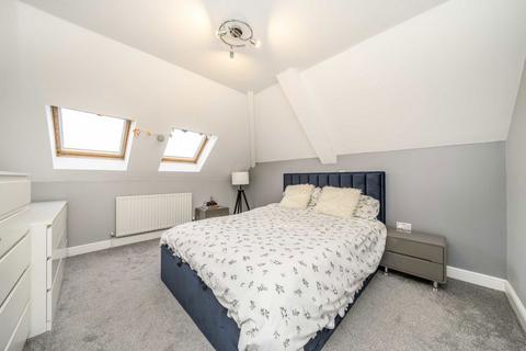 2 bedroom flat for sale, Balfour Road, Weybridge KT13