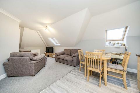 2 bedroom flat for sale, Balfour Road, Weybridge KT13