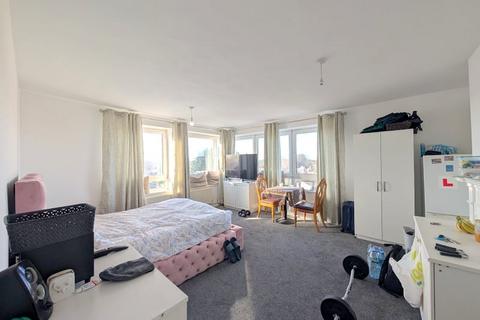 2 bedroom flat for sale, Hampton Road West, Feltham, TW13