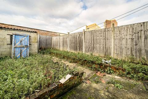 4 bedroom end of terrace house for sale, Montague Avenue, London W7