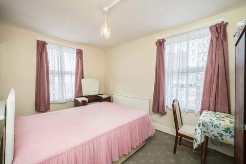 4 bedroom end of terrace house for sale, Montague Avenue, London W7