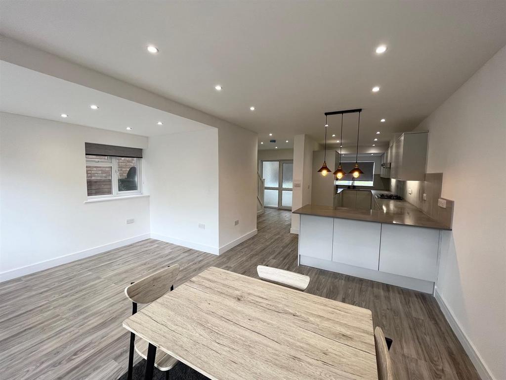 OPEN PLAN KITCHEN & LIVING SPACE