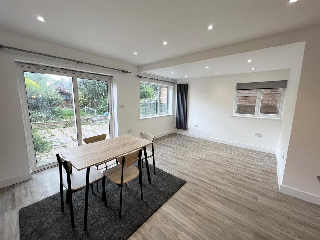 LOUNGE & DINING AREA