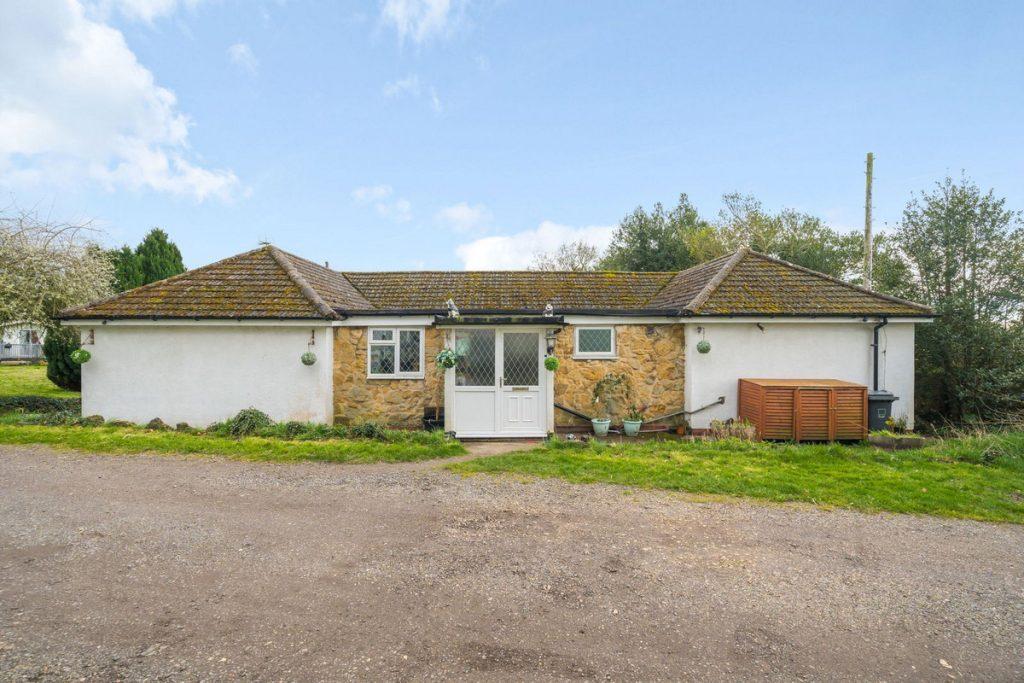 Caistor Road, Middle Rasen 3 bed equestrian property - £575,000