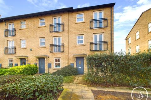 2 bedroom townhouse to rent, Holts Crest Way, Leeds