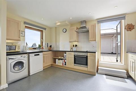 2 bedroom flat to rent, Donnington Road, London