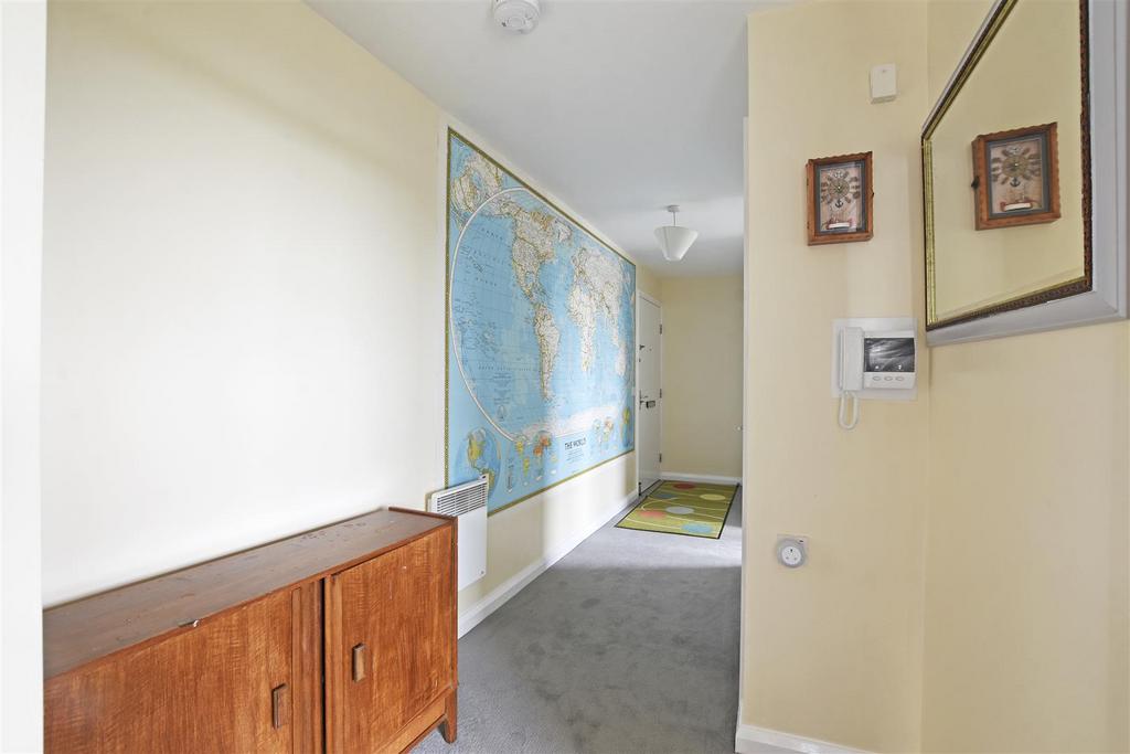 06-b680 GCWT - 91 Donnington Court -Hall -Original