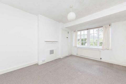 2 bedroom flat to rent, The Chine, London N10