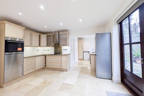 5 bedroom detached house to rent, Oaks Pavilion Mews, London, SE19