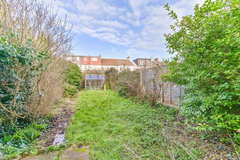 3 bedroom terraced house to rent, Winterbourne Road, Thornton Heath, CR7