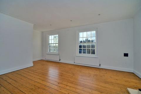 3 bedroom property for sale, The Broadway, Thames Ditton