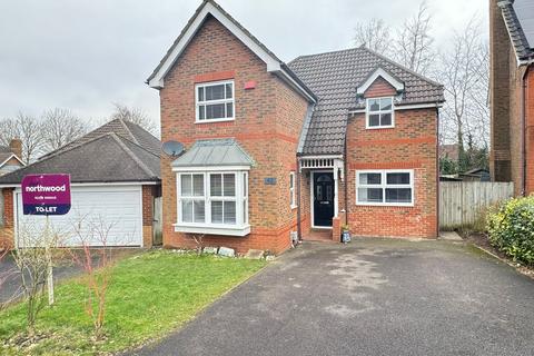 3 bedroom detached house to rent, Redwing Road, Basingstoke RG22