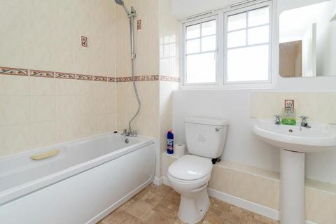 2 bedroom flat to rent, London, SE17