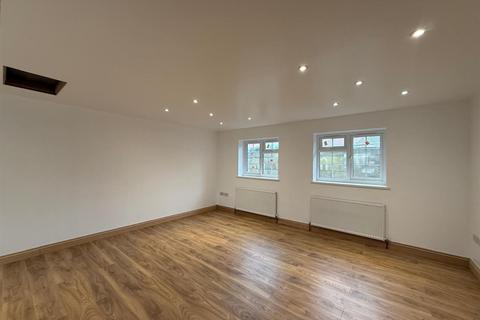 Studio to rent, Belfast Avenue, Slough