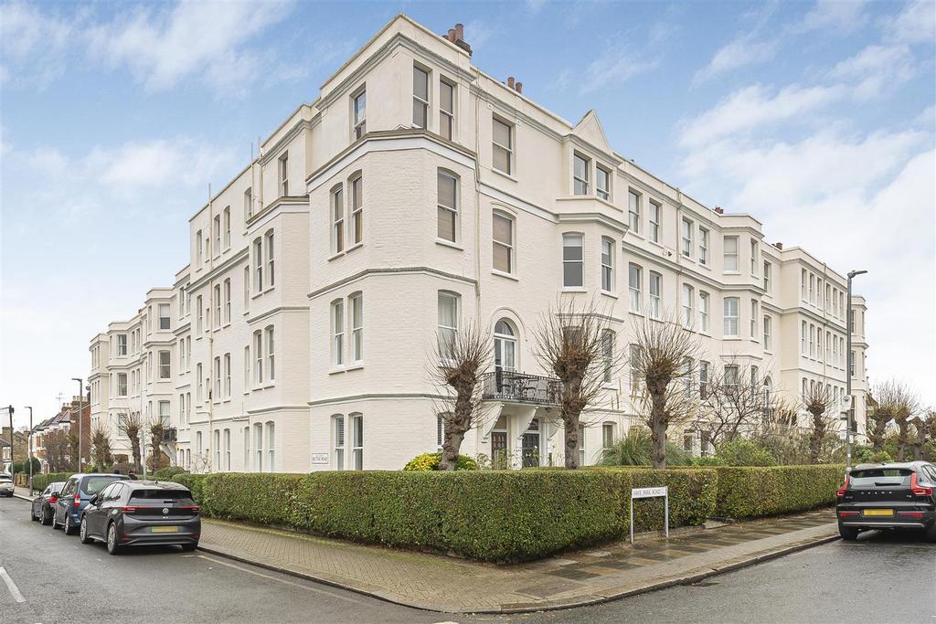 James anderson-17 disraeli gardens-putney 1 .jpg