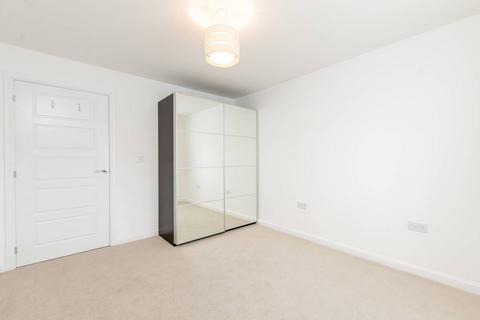 2 bedroom flat to rent, Walnut Tree Close, Guildford, GU1