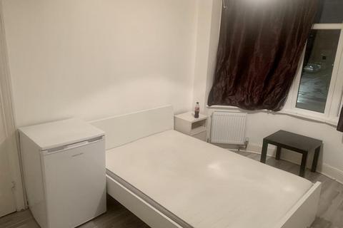 1 bedroom in a house share to rent, Church Lane, London