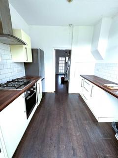 3 bedroom terraced house to rent, Castle Drive, Ilford IG4