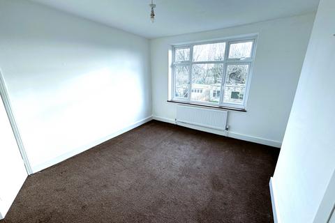 3 bedroom terraced house to rent, Castle Drive, Ilford IG4