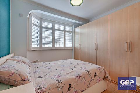30 Gresham Drive, Romford, RM6 4TS