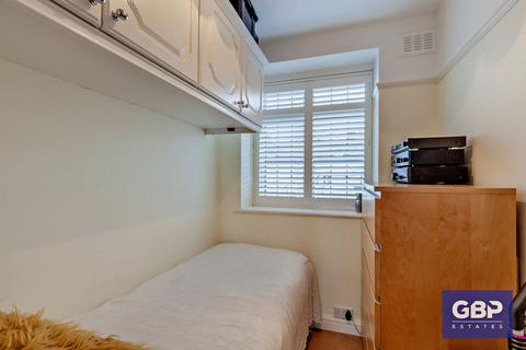 30 Gresham Drive, Romford, RM6 4TS